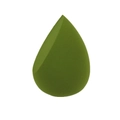 Detail van olijfgroene make-upspons met druppelvorm en een schuine platte zijrand - Matcha Groen