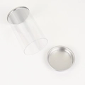 Draufsicht auf transparenten Puderquasten-Behälter mit silbernem Metalldeckel und Boden - Metallbox