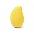 Primer plano de esponja de maquillaje amarilla con forma de mango y poros muy finos - Forma de Mango Amarillo (Sin embalaje)