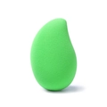 Primer plano de esponja de maquillaje verde lima con forma de mango para contorno facial - Forma de Mango Verde (Sin embalaje)
