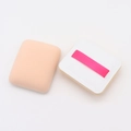 Dettaglio della texture Rubycell e del nastro rosa del piumino quadrato per cipria - Stile Cushion Marshmallow (Confezione Individuale)