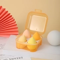 Detalle de 4 esponjas de maquillaje en tonos cálidos en una caja de almacenamiento naranja - Amarillo Mango
