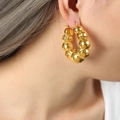 Pendientes en U de acero de titanio dorado con un diseño de textura de cuentas pulidas - Dorado