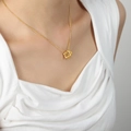 Collar minimalista con doble colgante cuadrado entrelazado en acabado dorado pulido - Dorado