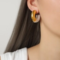 Orecchini a cerchio a C in acciaio dorato 18k con smalto bianco bicolore elegante - Bianco