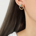 Boheemse goudkleurige titanium zonne-oorbellen met ovale turquoise steen, gedragen - Goud
