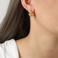 Pendiente minimalista de acero titanio dorado con incrustación de piedra natural - Dorado