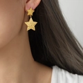 Boucles d'oreilles double étoile en titane plaqué or avec finition martelée - Or (Étoile Empilée)