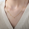 Gargantilla de titanio dorado con colgantes triangulares de circón en una modelo - Estilo de Colgante Triangular(P1633) / Dorado
