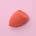 Esponja de maquillaje naranja coral suave con diseño biselado en fondo rosa - Estilo Corte Inclinado sin Embalaje