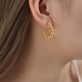 Elegantes pendientes de acero de titanio chapado en oro en forma de C con cuentas de degradado - Forma C Cuentas (F1127) / Dorado