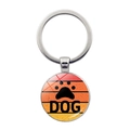 Detail eines runden Hundepfoten-Schlüsselanhängers mit Sonnenuntergang und DOG-Text - DOG Buchstaben Stil