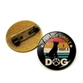 Retro-Brosche mit Hundesilhouette und I Have a Dog-Text in bunten Vintage-Streifen - I AM NOT SINGLE I HAVE A DOG Stil / Bronze