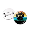 Hundepfote Pin Badge mit Retro-Sonnenuntergang und Waldsilhouette-Design - Wald Pfotenabdruck Stil / Silber