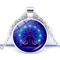 Détail macro du pendentif yoga argenté avec sept chakras et insert en verre mandala - Style Mandala Bleu Foncé (JY009445-6)