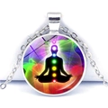 Gros plan du collier chakra avec silhouette de méditation et 7 points d'énergie - Style de Fond de Fumée Colorée (JY009445-4)