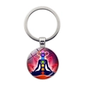 Dettaglio portachiavi yoga chakra con silhouette di meditazione e motivo a loto - Chakra del Loto Rosso Viola (Argento-7)