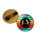 Vintage-Brosche mit bunten Streifen und Hundepfote, runde Nadel mit bronzefarbenem Metall - Retro Landschaft Stil / Bronze