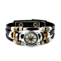 Makro-Detail des mehrlagigen Kompass-Lederarmbands mit Bronze-Ornamenten im Punk-Stil - Punk Abenteuer Kompass Stil (JY009454-10)
