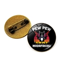 Vorder- und Rückseite einer Bronze-Brosche mit Bulldogge-Motiv und Sicherheitsnadel - Bronze-9