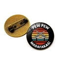 Detailansicht der Retro-Brosche mit Katzenmotiven und sicherem Bronze-Nadelverschluss - Bronze-7