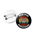 Retro-Anstecknadel mit Doppelrevolvern und Pew Pew Madafakas Slogan auf weißem Grund - Silber-7