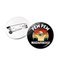 Rundes Mops-Metallabzeichen mit Pew Pew Madafakas Motiv und Sicherheitsnadel - Mops Mit Pistolen Sonnenuntergang (Silber-5)