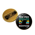 Pew Pew Madafakas schwarze Katze Anstecknadel mit Retro-Streifen und Sicherheitsverschluss - Schwarze Katze Wald Sonnenuntergang Pistolen (Bronze-3)
