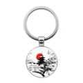 Dettaglio macro del portachiavi con pittura a inchiostro di pagoda e sole rosso giapponese - Stile Pagoda a Cinque Piani con Silhouette di Albero e Sole Nascente (Argento-7)