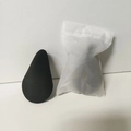 Mattschwarzes tropfenförmiges Make-up-Ei mit einer gefrosteten PE-Reißverschluss-Tasche - Mattierte Tasche / Doppelkopf Fächerstil / Schwarz