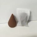 Dunkelbrauner tropfenförmiger Make-up-Schwamm mit durchsichtigem Matt-Verpackungsbeutel - Mattierte Tasche / Doppelkopf Fächerstil / Braun