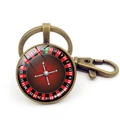Gros plan du porte-clés roulette en bronze antique avec cadran à chiffres rouge et noir - Style de Roulette Bronze 5 (Bronze-1)