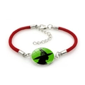 Dettaglio del bracciale intrecciato rosso con ciondolo silhouette strega e chiusura - Stile Silhouette di Strega (Rosso-1) / Rosso