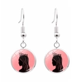 Glinda oorhaken van zilver met roze silhouet hangers voor dames op witte achtergrond - Roze Prinses Silhouet Stijl (JY009468-2)