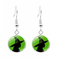 Oorbellen met heksensilhouet op groene achtergrond met zilveren haken symmetrisch - Groene Heks Silhouet Stijl (JY009468-1)