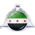 Halskette mit syrischer Flagge und Glas-Cabochon-Anhänger an einer runden Silberkette - Runder silberner Legierungskettenstil