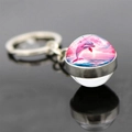 Sphärischer Glas Delfin Schlüsselanhänger mit silbernem Ring auf Reflexionsfläche - Rosa Delfin Sonnenuntergang Stil (JY9534-1)