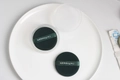 Dos borlas de maquillaje redondas verde oscuro con asas de cinta en caja clara - Estilo Piña en Caja / Verde oscuro