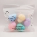 Détail d'éponges de maquillage colorées dans un emballage givré translucide avec logo - Goutte d'eau - Ensemble / Multicolore