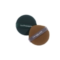 Paquete de dos borlas de maquillaje verde oscuro y marrón con cómodas correas para dedos - Paquete Doble en Bolsa Esmerilada / Verde Oscuro y Marrón