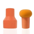 Détail du pinceau éponge champignon orange montrant la texture et son étui protecteur - Boîte de rangement incluse / Orange