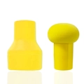Vue détaillée du lot d'éponges maquillage champignons jaunes avec manche pratique - Boîte de rangement incluse / Jaune