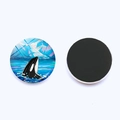 Dettaglio del magnete da frigo 25mm in vetro con orca e ghiacciaio e retro magnetico morbido - Orca Oceano Iceberg (JY9533-11)