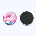 Imán de nevera de cristal con delfín rosa sobre el mar y base magnética negra de 25mm - Delfín Rosa Atardecer (JY9533-1)