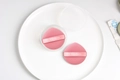 Set de dos esponjas de maquillaje rosa con forma de fresa y estuche transparente - Pastel de Fresa en Caja / Rosa