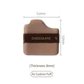 Piumino trucco marrone cioccolato con nastro forma irregolare e dimensioni 52x52mm - Piumino per Trucco a Biscotto al Cioccolato Non in Lattice Pezzo Singolo