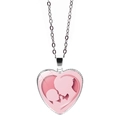 Detalle del colgante en forma de corazón con silueta de madre e hijo sobre fondo rosa - Estilo De Silueta De Madre E Hijo Frente A Frente (JY9572-9)
