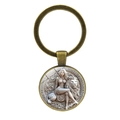 Detaillierte Makroansicht des Vintage Bronze Anhängers mit Löwen- und Frauenmotiv Kunst - Bronze-1