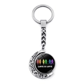 Detail eines hohlen Mond-Regenbogen-Schlüsselanhängers mit Love Is Love-Aufdruck - LOVE IS LOVE Silhouette