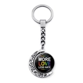 Nahaufnahme eines rotierenden Schlüsselanhängers mit More Love Less Hate Regenbogen-Anhänger - MORE LOVE LESS HATE Text